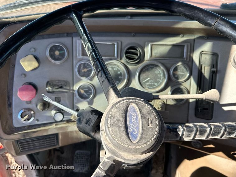 image for item NS9227 1994 Ford LT9000 crane truck