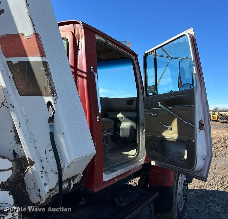 image for item NS9227 1994 Ford LT9000 crane truck