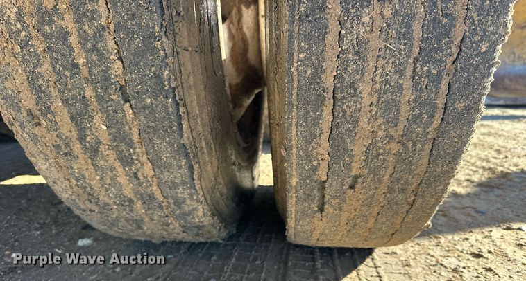 image for item NS9227 1994 Ford LT9000 crane truck