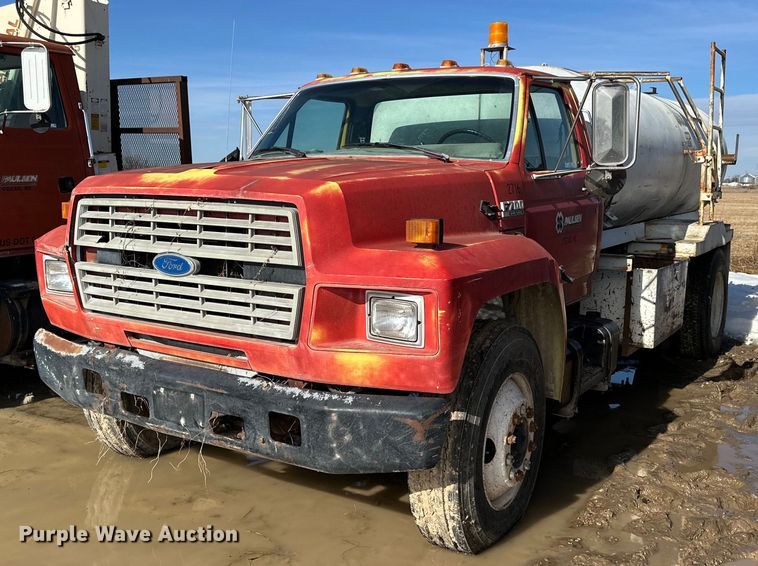 image for item NS9228 1994 Ford F700 water truck