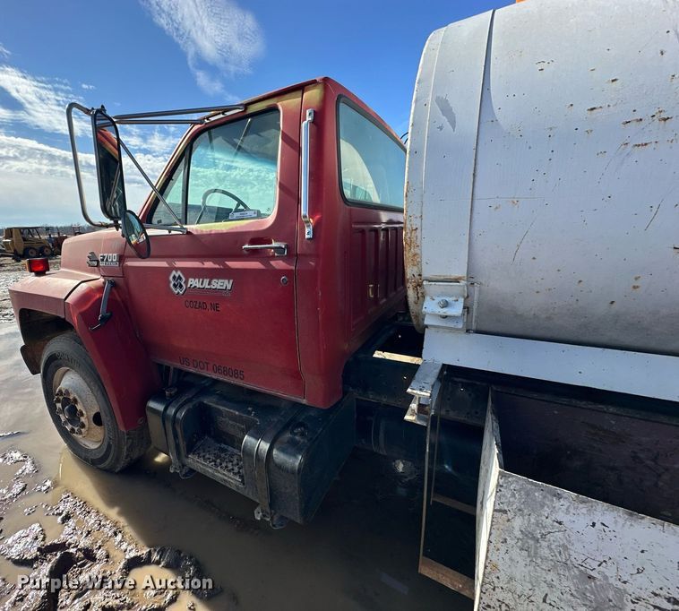 image for item NS9228 1994 Ford F700 water truck