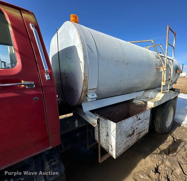 image for item NS9228 1994 Ford F700 water truck