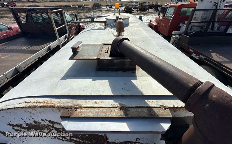 image for item NS9228 1994 Ford F700 water truck