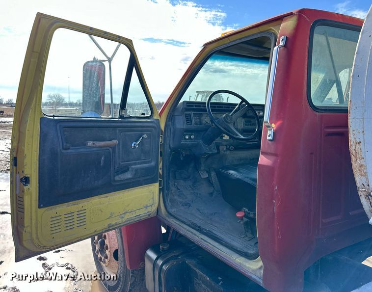 image for item NS9228 1994 Ford F700 water truck