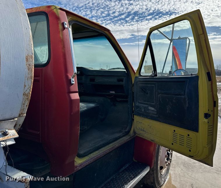 image for item NS9228 1994 Ford F700 water truck