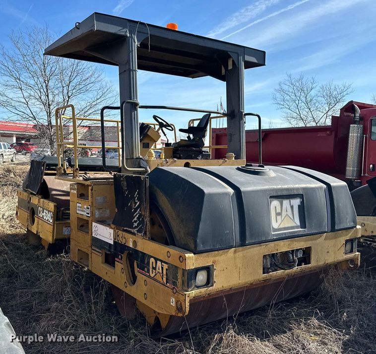 image for item NS9236 2000 Caterpillar CB-634C double drum vibratory roller