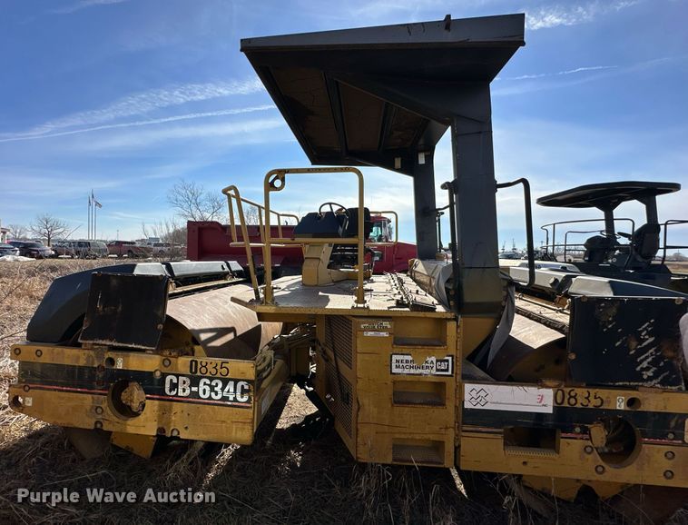 image for item NS9236 2000 Caterpillar CB-634C double drum vibratory roller