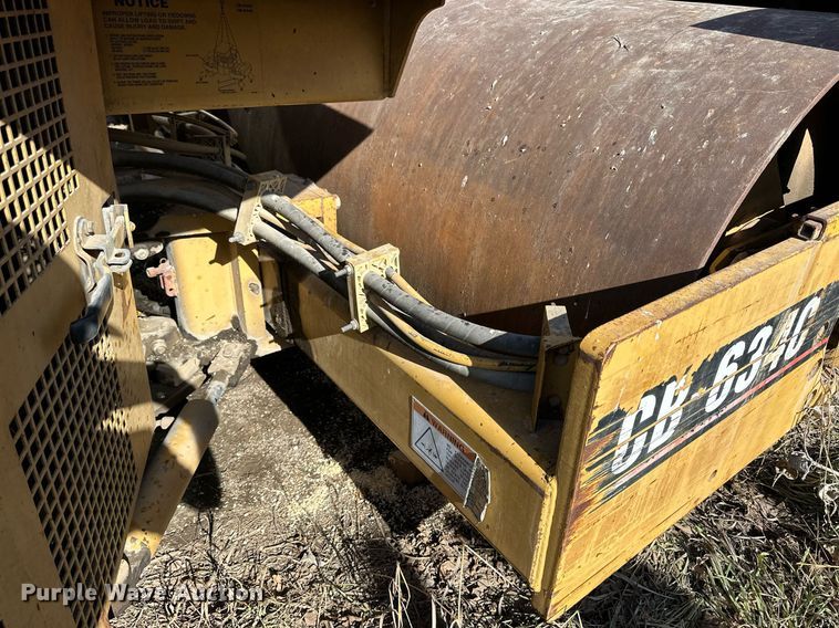 image for item NS9236 2000 Caterpillar CB-634C double drum vibratory roller