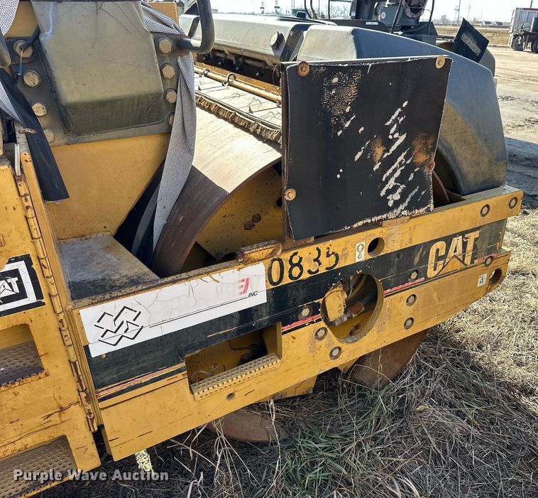 image for item NS9236 2000 Caterpillar CB-634C double drum vibratory roller