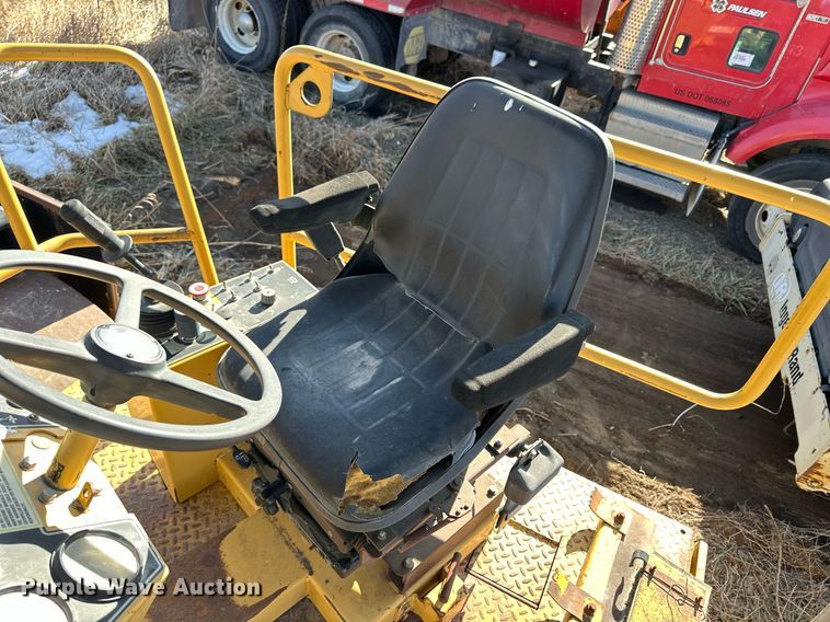 image for item NS9236 2000 Caterpillar CB-634C double drum vibratory roller