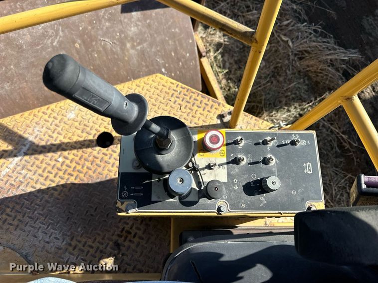 image for item NS9236 2000 Caterpillar CB-634C double drum vibratory roller