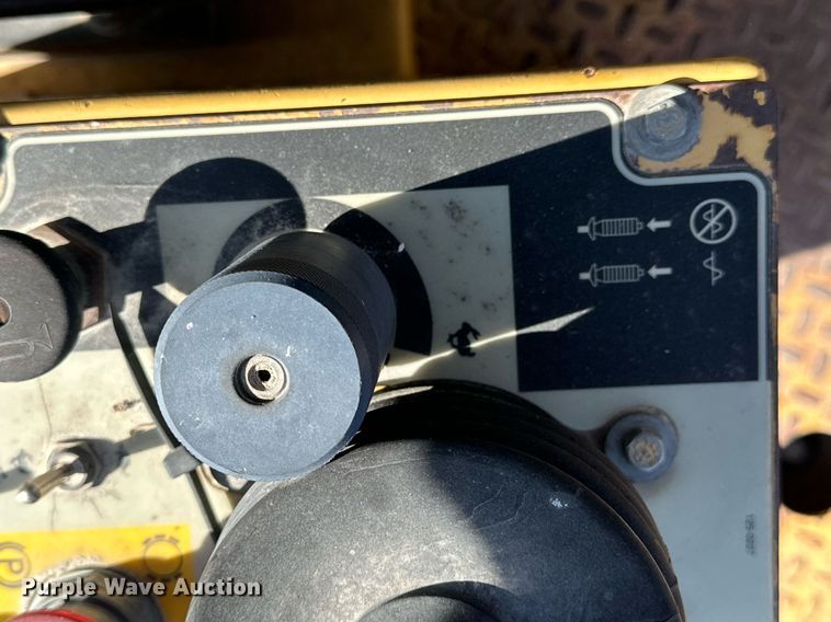 image for item NS9236 2000 Caterpillar CB-634C double drum vibratory roller