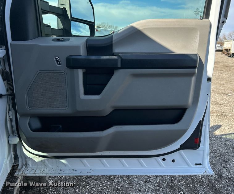 image for item OI9542 2018 Ford F450 Super Duty  SuperCab utility / service truck