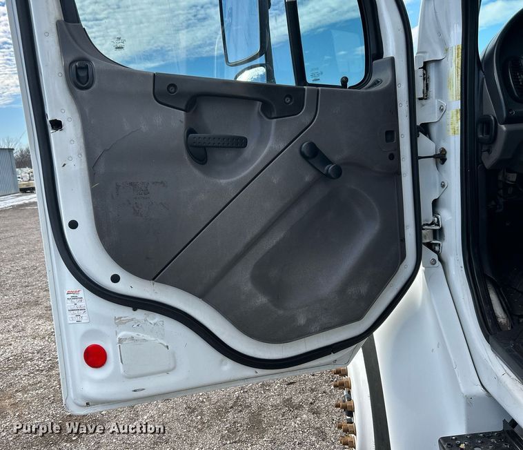 image for item OI9549 2007 Freightliner  M2 Business Class utility / service truck