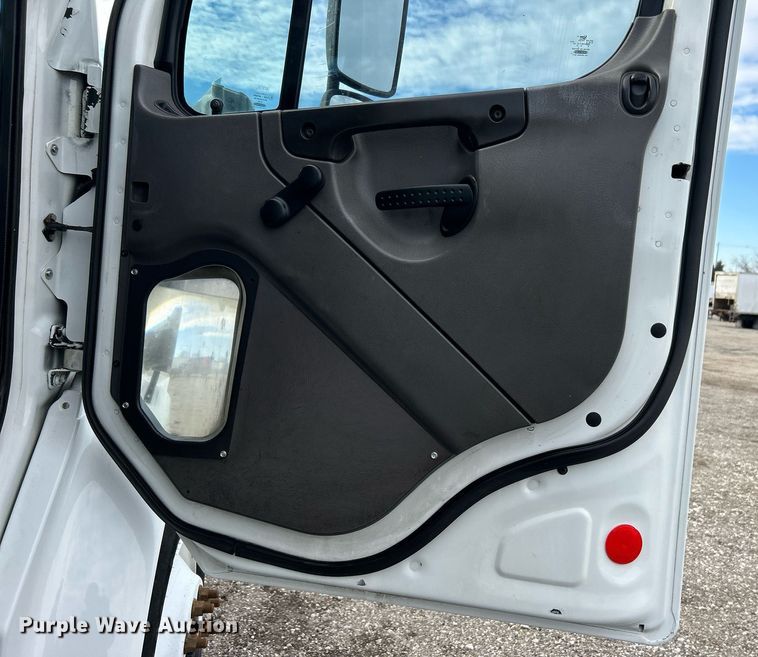 image for item OI9549 2007 Freightliner  M2 Business Class utility / service truck