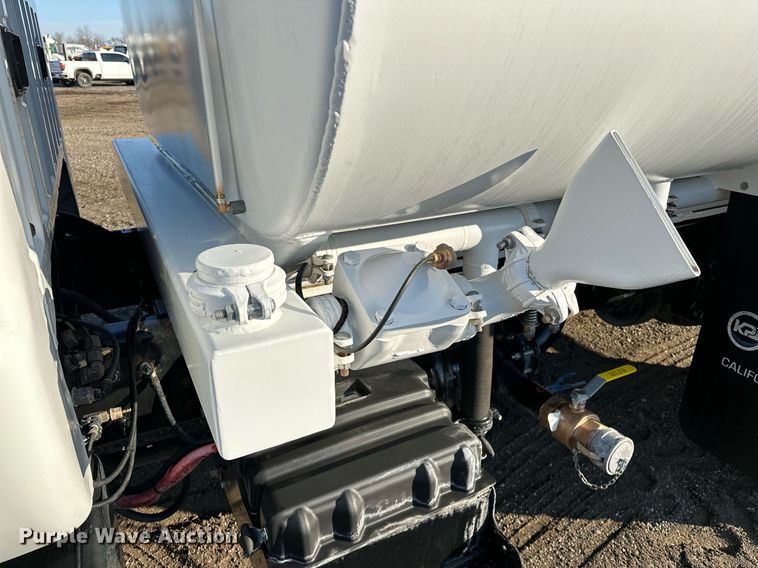 image for item OM9785 2015 Ford F750 Super Duty water truck
