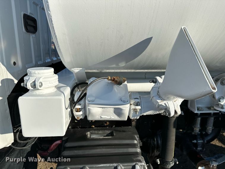 image for item OM9785 2015 Ford F750 Super Duty water truck