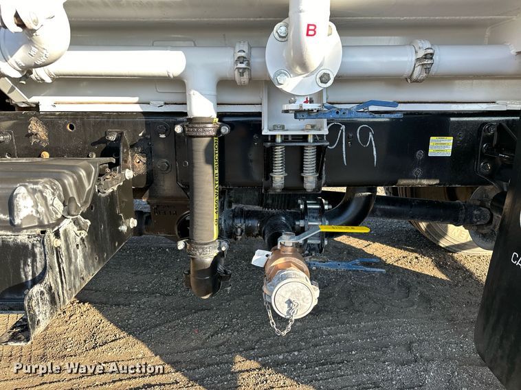 image for item OM9785 2015 Ford F750 Super Duty water truck