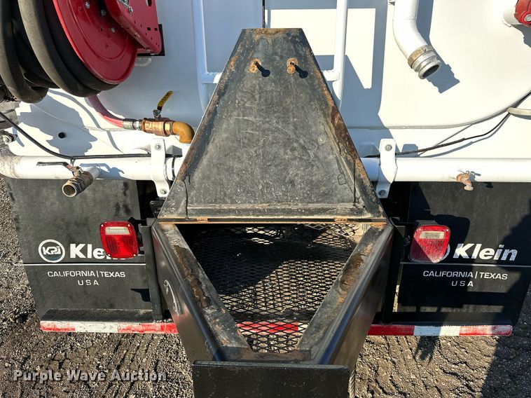 image for item OM9785 2015 Ford F750 Super Duty water truck