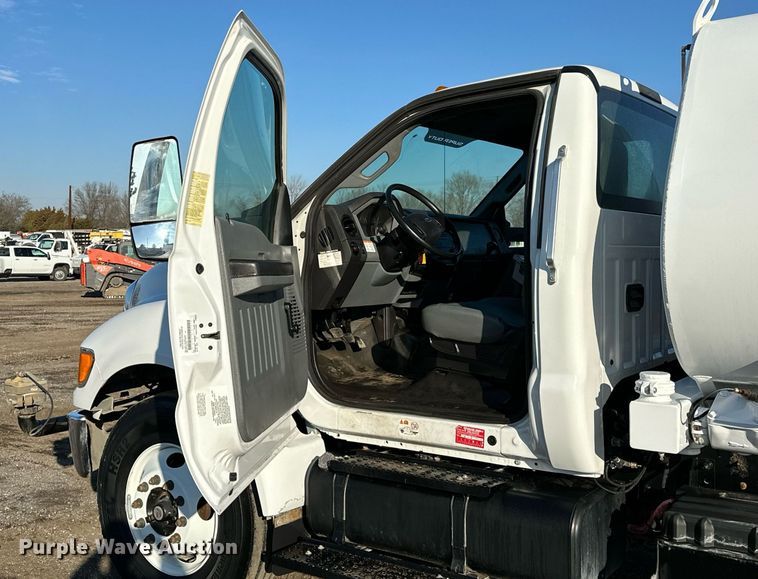 image for item OM9785 2015 Ford F750 Super Duty water truck
