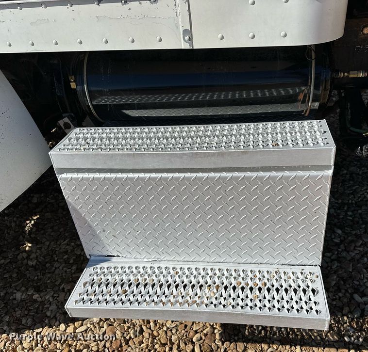 image for item OM9804 2008 Peterbilt  340 dump truck