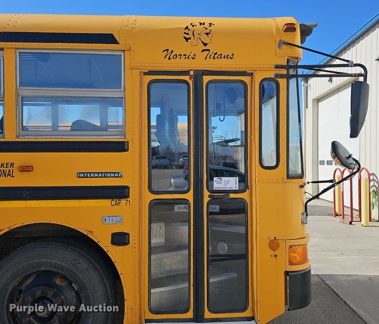 image for item DK0528 2002 International 3800 school bus