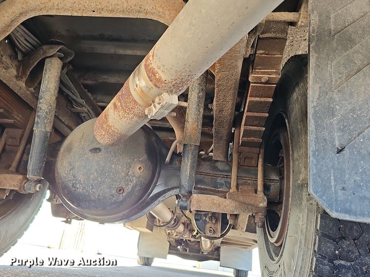 image for item DK0528 2002 International 3800 school bus