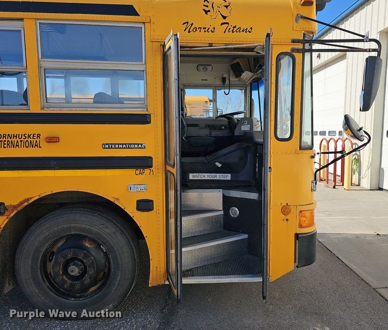 image for item DK0528 2002 International 3800 school bus