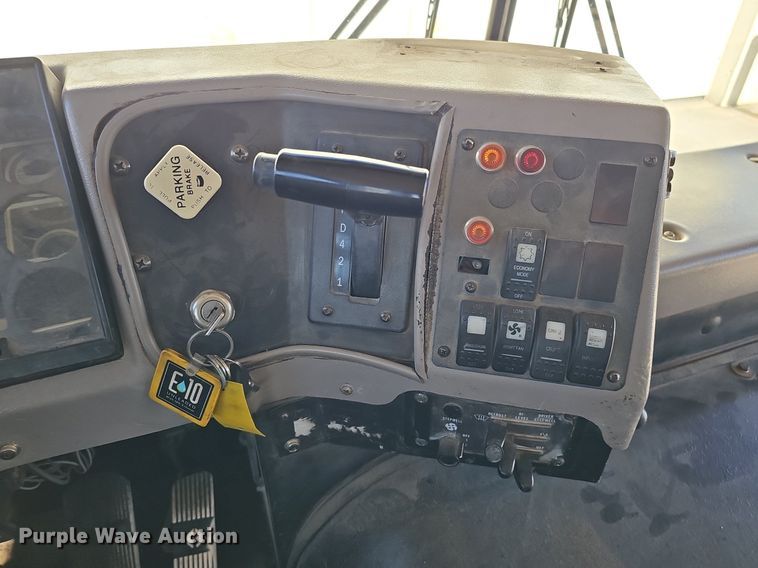 image for item DK0528 2002 International 3800 school bus