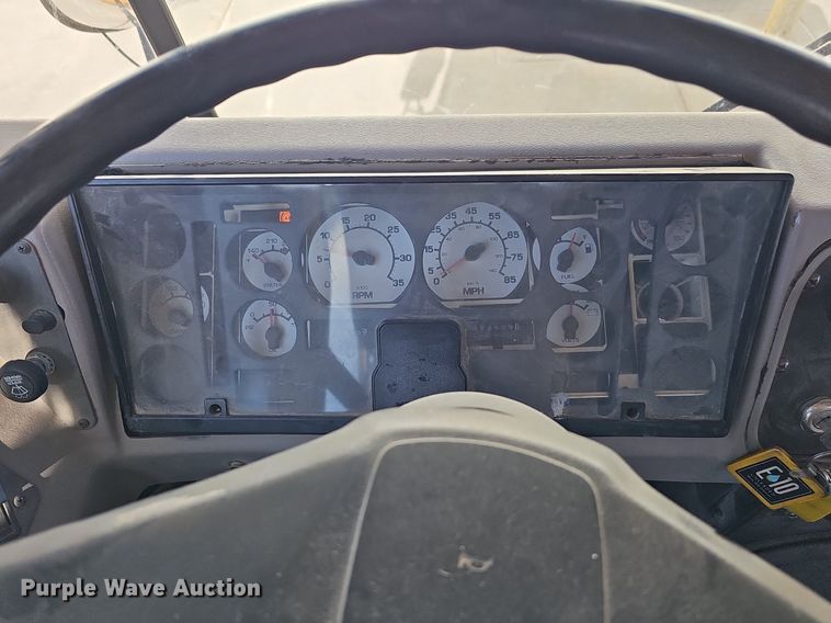 image for item DK0528 2002 International 3800 school bus