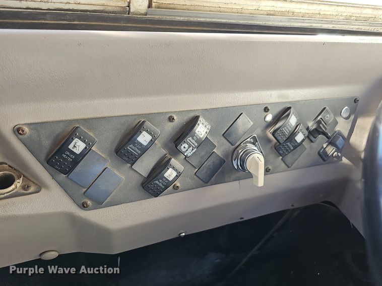 image for item DK0528 2002 International 3800 school bus