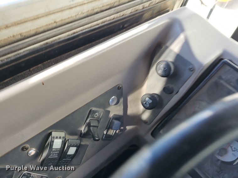 image for item DK0528 2002 International 3800 school bus