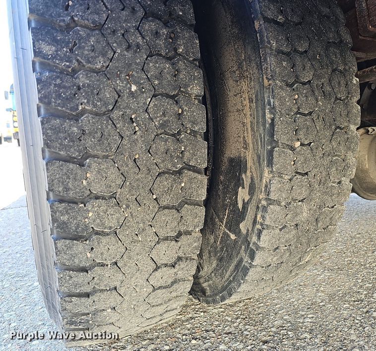 image for item DK0528 2002 International 3800 school bus