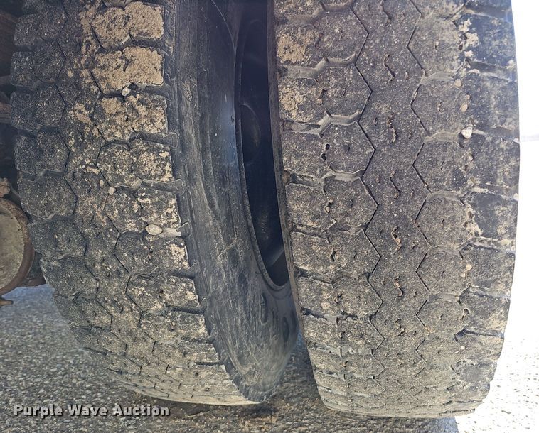 image for item DK0528 2002 International 3800 school bus