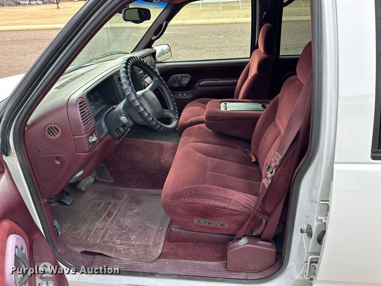 image for item DM2683 1998 Chevrolet Suburban 1500 SUV