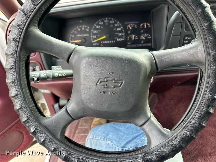 image for item DM2683 1998 Chevrolet Suburban 1500 SUV