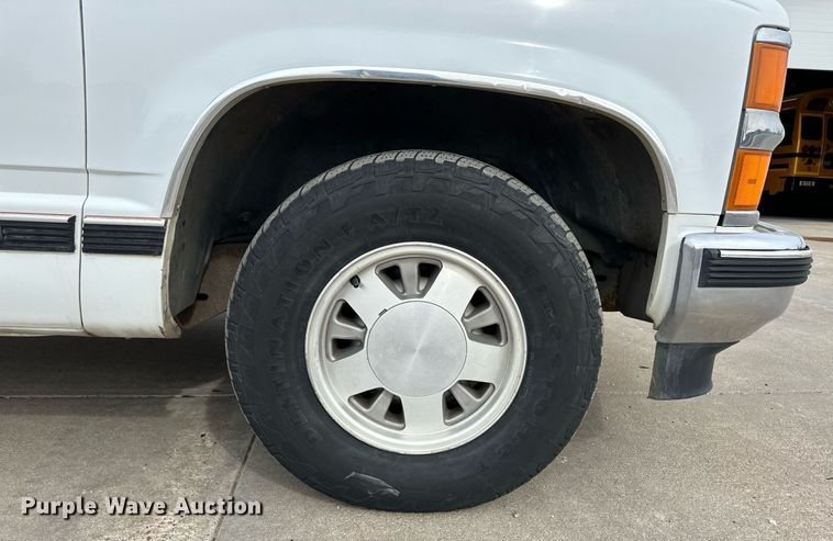 image for item DM2683 1998 Chevrolet Suburban 1500 SUV