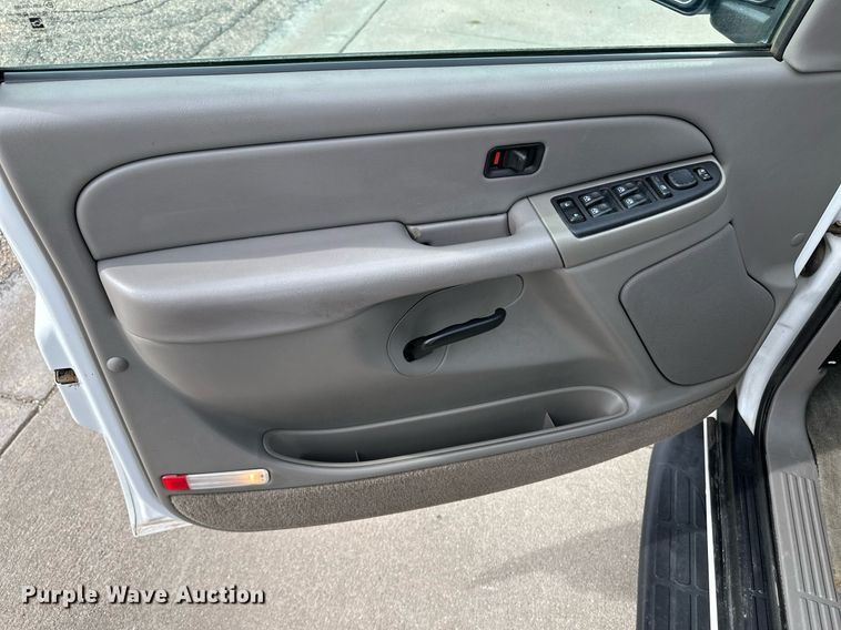 image for item DM2684 2004 Chevrolet Suburban 1500 SUV