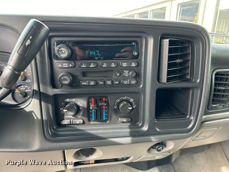 image for item DM2684 2004 Chevrolet Suburban 1500 SUV