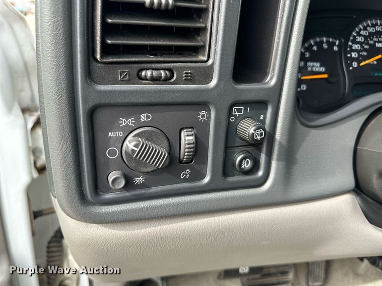 image for item DM2684 2004 Chevrolet Suburban 1500 SUV