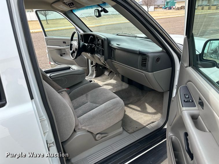 image for item DM2684 2004 Chevrolet Suburban 1500 SUV