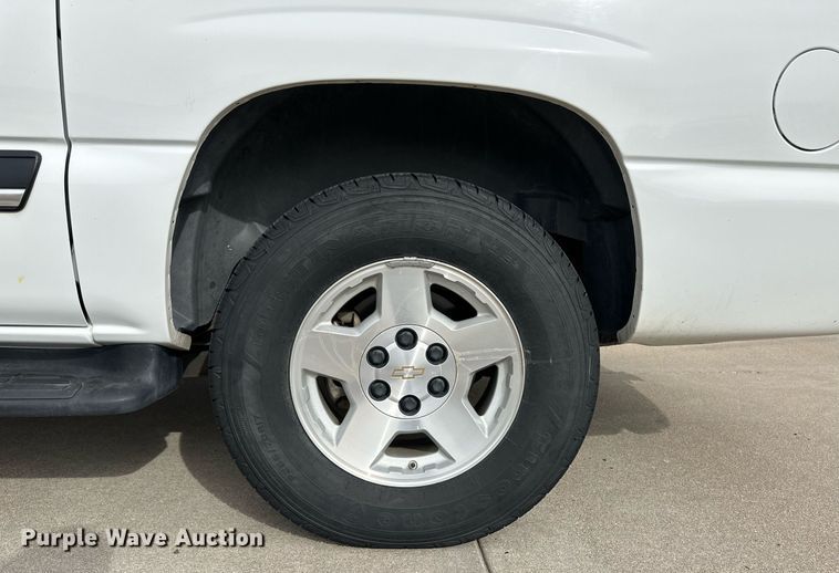 image for item DM2684 2004 Chevrolet Suburban 1500 SUV