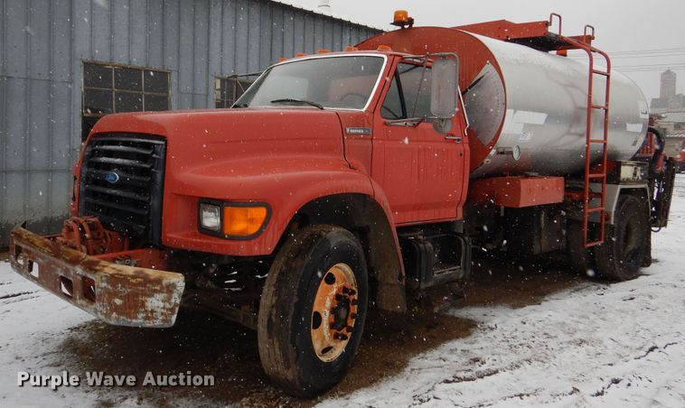 image for item DR5983 1995 Ford F800 oil distributor truck