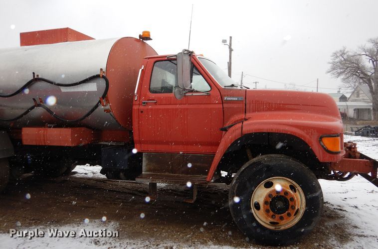 image for item DR5983 1995 Ford F800 oil distributor truck