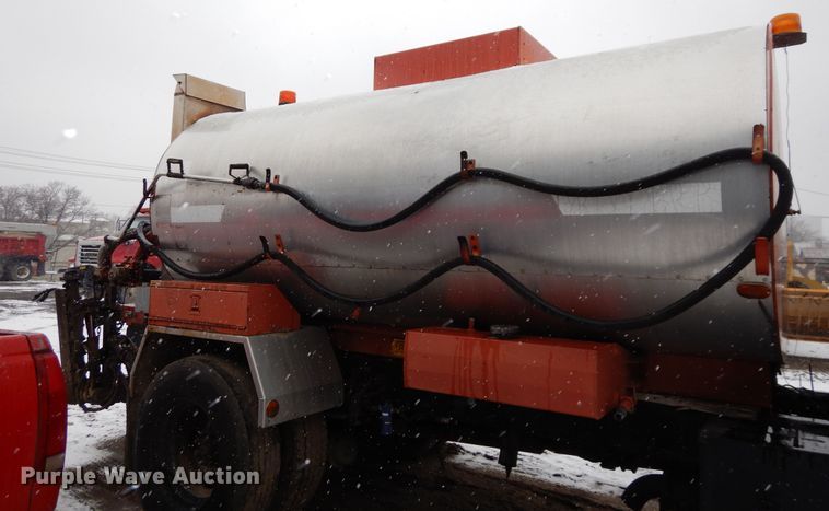 image for item DR5983 1995 Ford F800 oil distributor truck