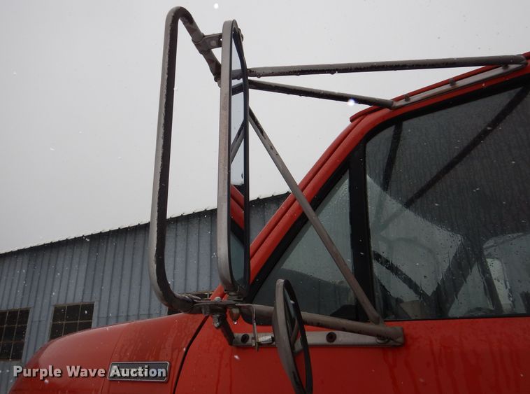 image for item DR5983 1995 Ford F800 oil distributor truck