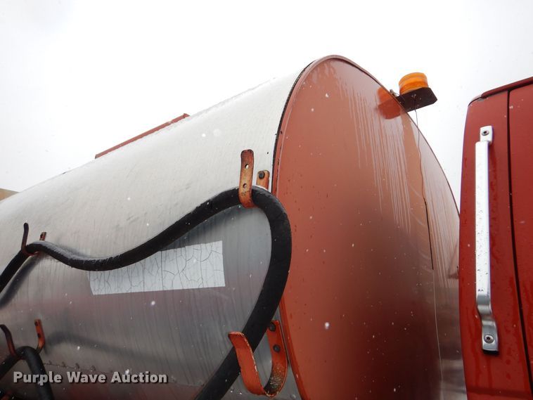 image for item DR5983 1995 Ford F800 oil distributor truck