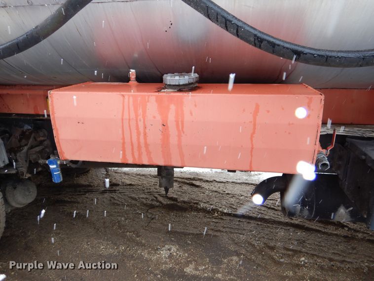 image for item DR5983 1995 Ford F800 oil distributor truck