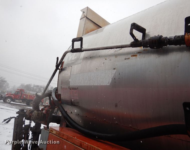 image for item DR5983 1995 Ford F800 oil distributor truck