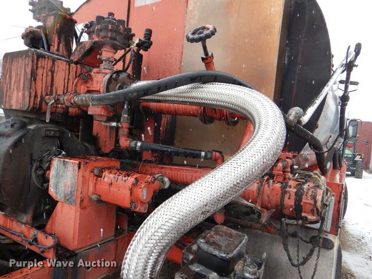 image for item DR5983 1995 Ford F800 oil distributor truck